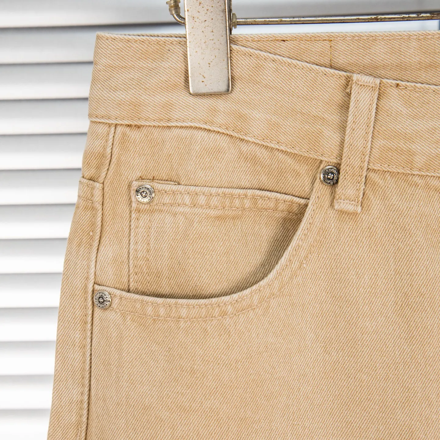 P240 Chrome Hearts 2025 New Miami Limited Couple Washed Jeans with Multiple Black Cross Leather Labels is a hot item this season and is sought after by countless celebrities and fashionistas. The neat details of the cutting process add color to the playful fashion! The neat and meticulous design, and the well-fitting structure is unique. The upper body not only has outstanding recognition, but also looks younger and younger. A style with the ultimate wearing meaning and performance, gorgeous color matching, and the craftsmanship of this style is also extremely extraordinary. After the finished product is washed, it is disassembled and hand-made with sheepskin cross leather and then spliced ​​together to complete. The whole piece has too many craftsmanship to describe. It is decorated with patchwork cross flowers and high-waisted washed jeans! ! Absolutely high-end luxury product, a god-level single product, a super popular product, made with top heavy industry, a magic weapon that cannot be missed in the street. Style number: 1866# Size: 28 30 32 34 Color: khaki pink khaki black